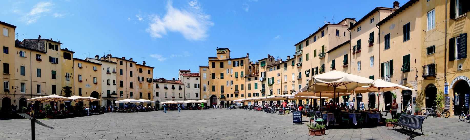 Piazza Anfiteatro a Lucca: come nasce una delle piazze più belle della  Toscana