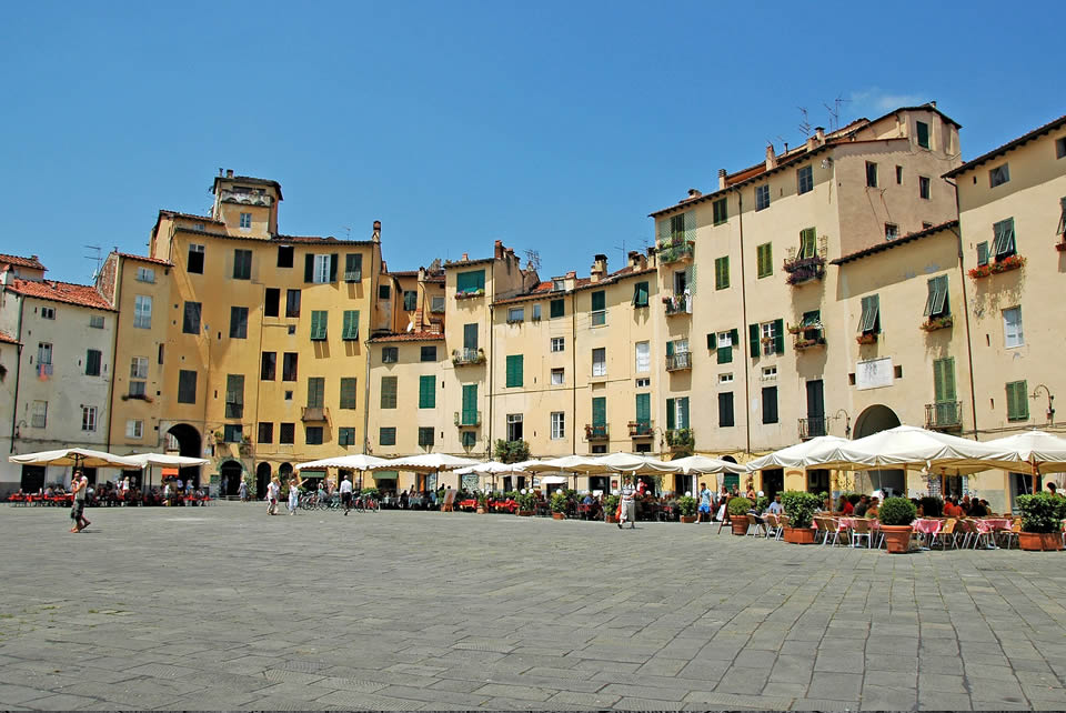 Piazza Anfiteatro a Lucca: come nasce una delle piazze più belle della  Toscana